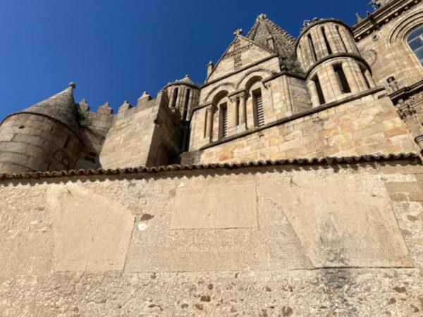 Reloj de sol y reloj de luna en la Catedral de Plasencia.